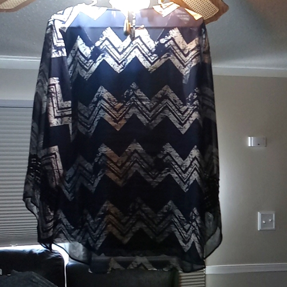 Adorable blouse good for summer spring fall weather - Picture 2 of 2
